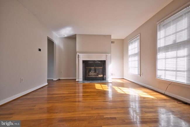 Building Photo - 800 Rosemere Ave