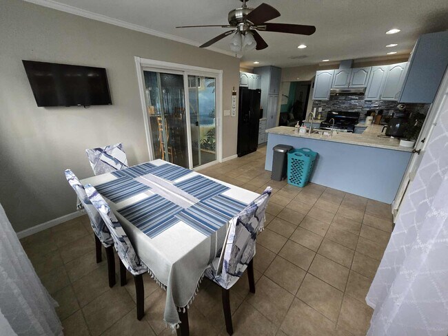 Comedor - 2661 Magnolia Ave