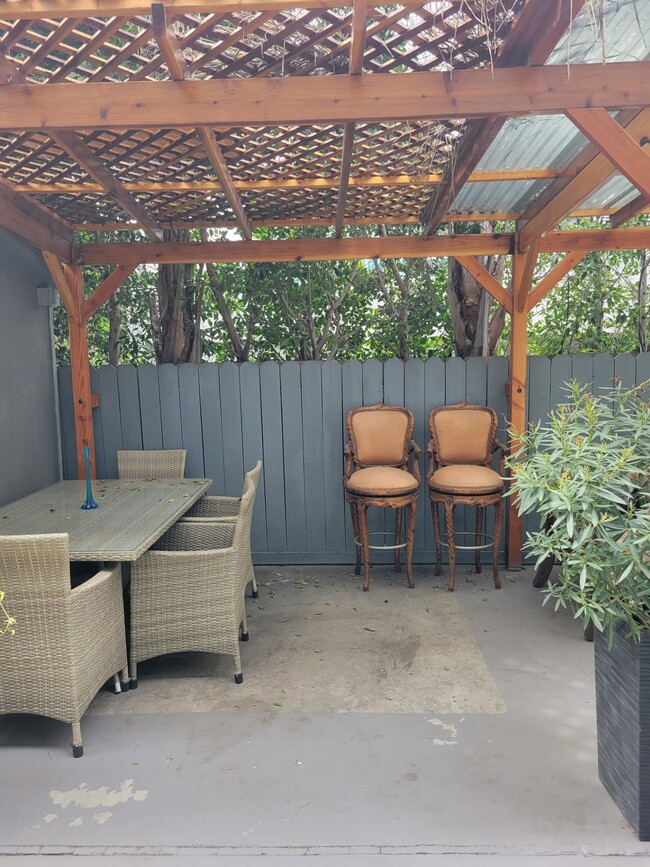 Patio interior - 103 N Hayworth Ave