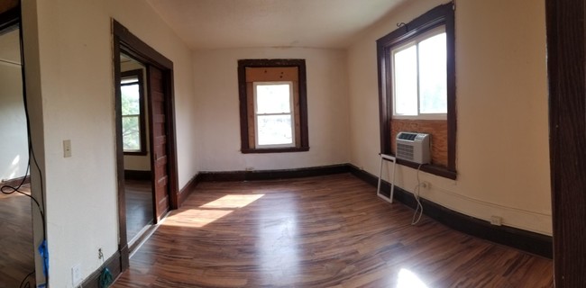 Building Photo - 935 W 3rd St