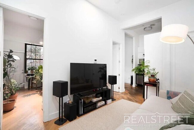 Foto del edificio - Prime Williamsburg 3-Bedroom with Private Backyard + Laundry in Building