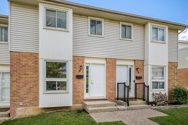 Building Photo - SPACIOUS THREE BEDROOM TOWNHOME IN POND MILLS AREA