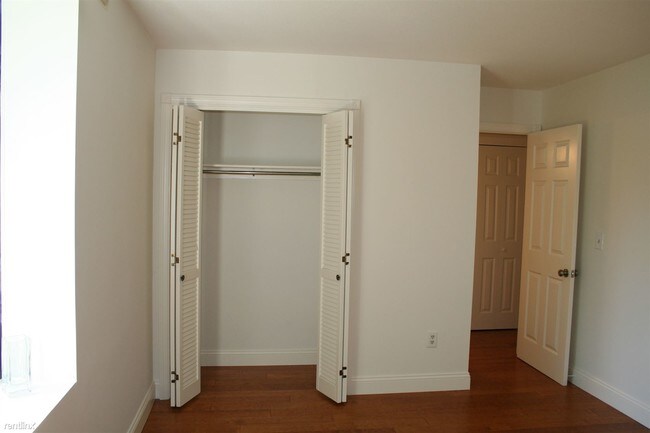 Building Photo - 1525 E Putnam Ave