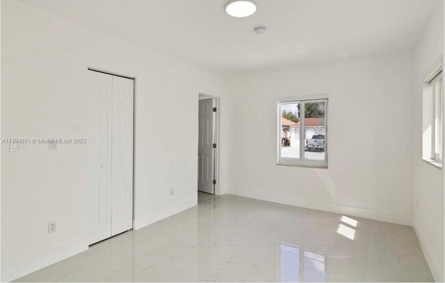 Building Photo - 2722 SW 5th St