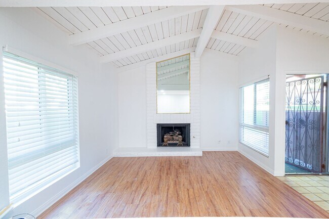 Foto del edificio - Recently Remodeled 3 Bedroom - Two Story B...