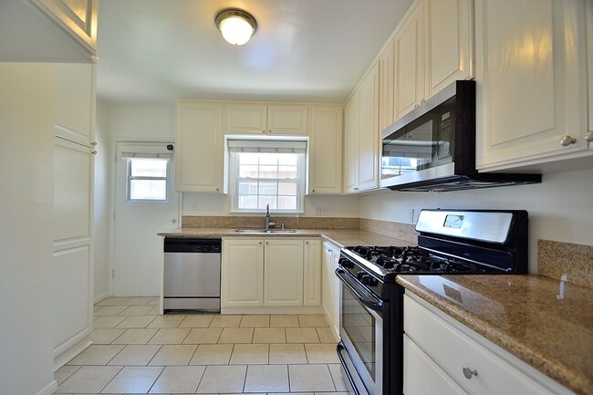 Building Photo - Updated 3 Bed Home w/2 Car Garage