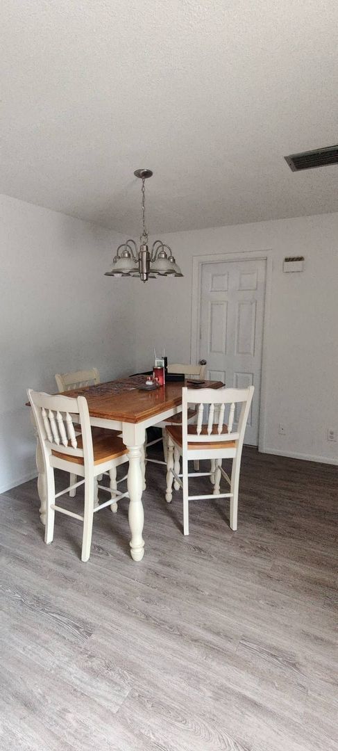 Building Photo - Beautiful 2 bedroom  2.5 bath duplex in qu...