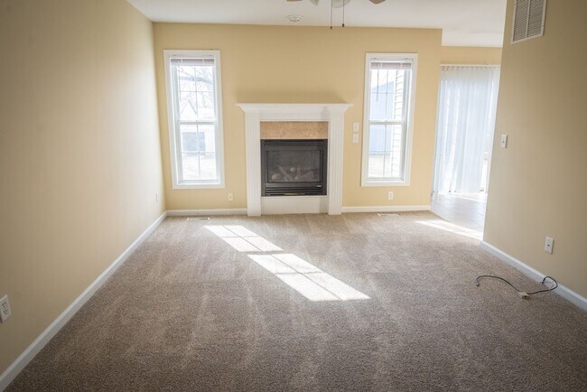 Foto del edificio - Great 3-bed, 2.5 bath townhome in Tolono available for June!