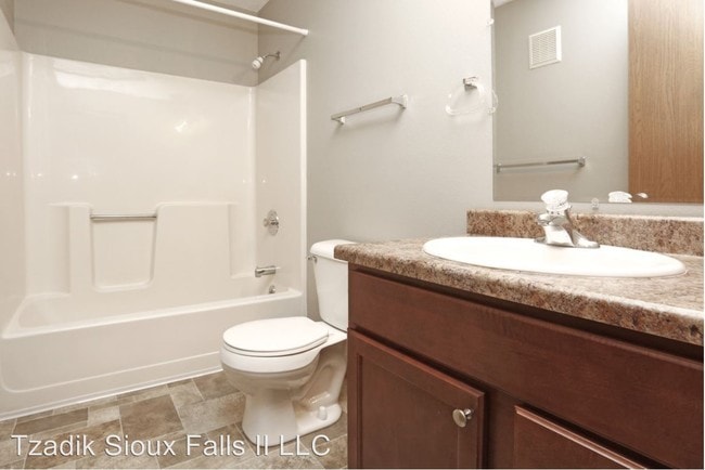 Building Photo - 3 br, 1 bath Apartment - 221 N. Cleveland