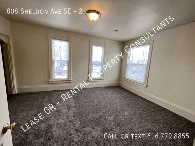 Building Photo - Spacious Upper One Bedroom Apartment! Minu...