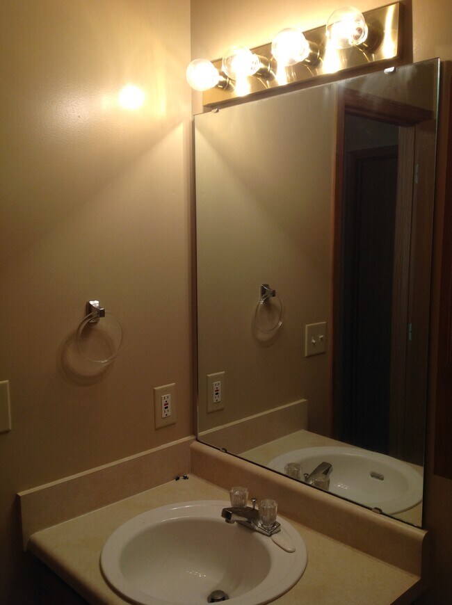 Baño del pasillo - 421 W Olive St