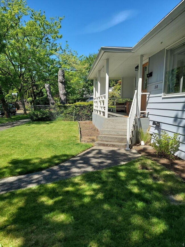 Foto del edificio - Spacious Wedgewood 3 bed/2 bath with fence...