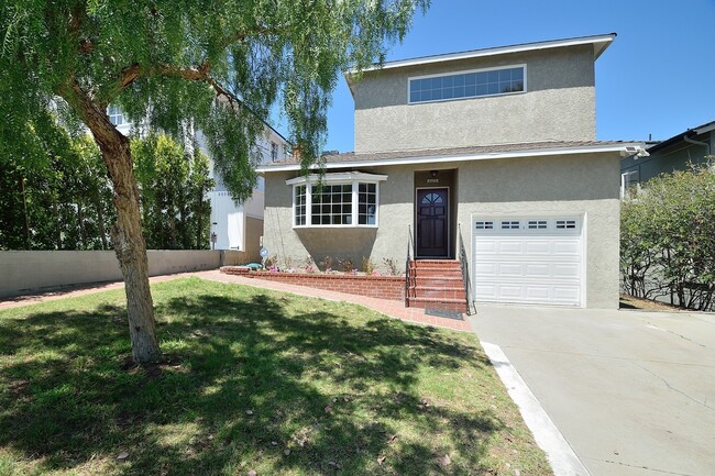 Spacious Four Bedroom Home in Manhattan Beach Hill Section! - Spacious Four Bedroom Home in Manhattan Beach Hill Section!