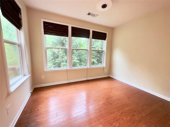 Building Photo - 4239 Laurel Creek Ct SE