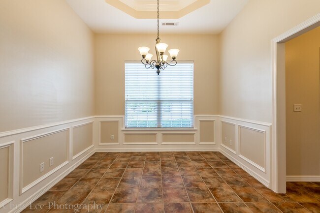 Building Photo - Large 3 Bedroom Home in Perfect Condition!...