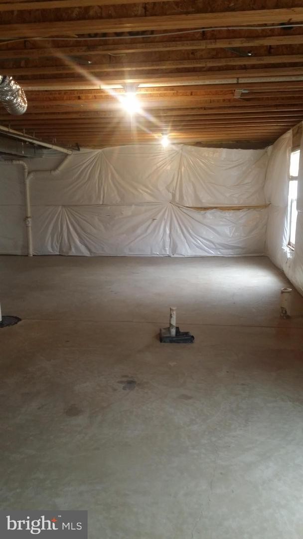 Building Photo - 627 Holly Crest Dr