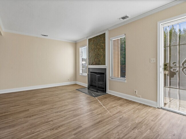 Building Photo - 3105 Garden Cir