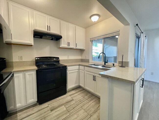 Foto del edificio - 1 Bed/1 Bath Condo With Bonus Room