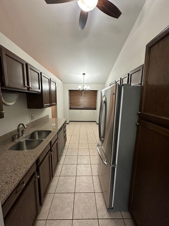 Building Photo - 2 BEDROOM 2 BATHROOM TOWNHOUSE WITH LOFT