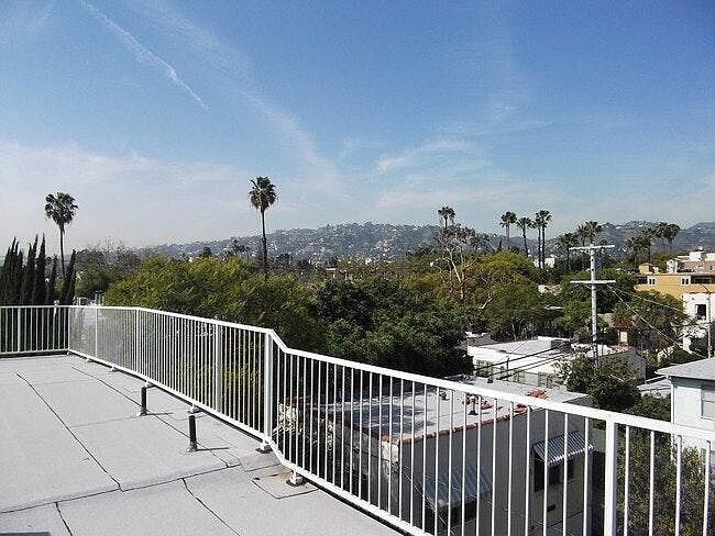 Foto del edificio - 843 N Fuller Ave