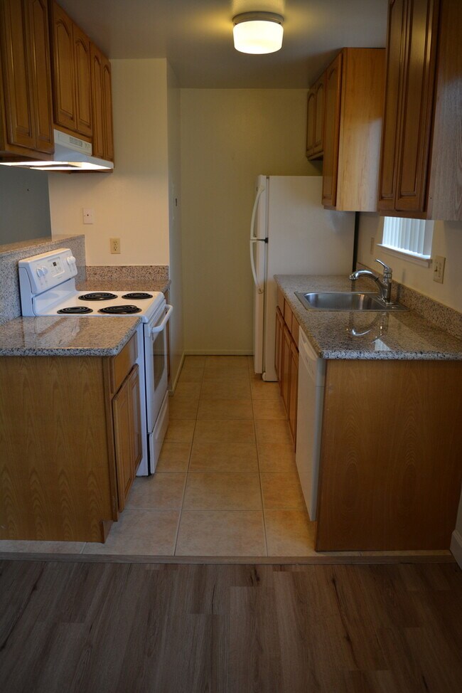Foto del edificio - UPSTAIRS 2 BEDROOM UNIT IN A 4PLEX AT HAMILTON DOWNS