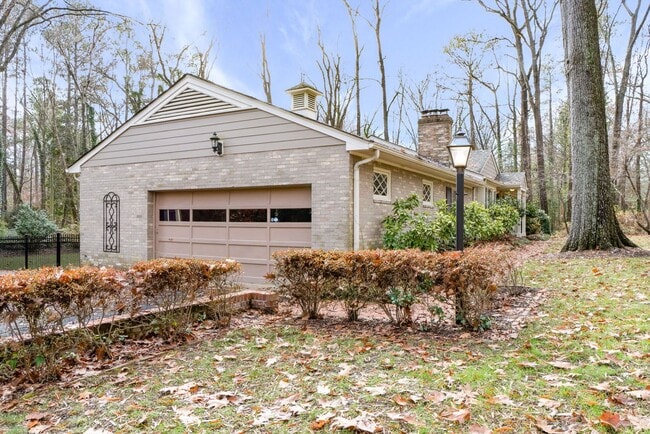 Building Photo - Wonderful, Spacious 3 Bedroom Rancher in R...