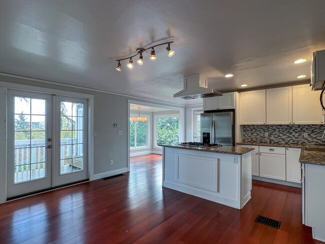 Building Photo - Stunning 2 Bed, 2 Bath Home ~ Walking Dist...