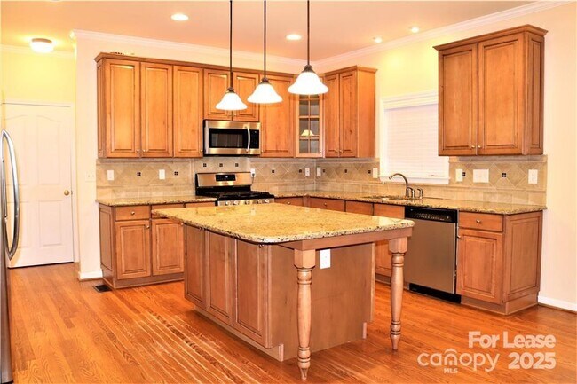 Building Photo - 913 Lillieshall Rd