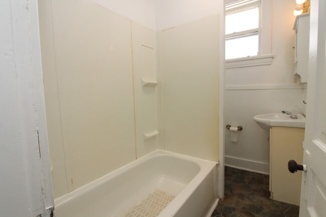 Building Photo - 396 Prince St