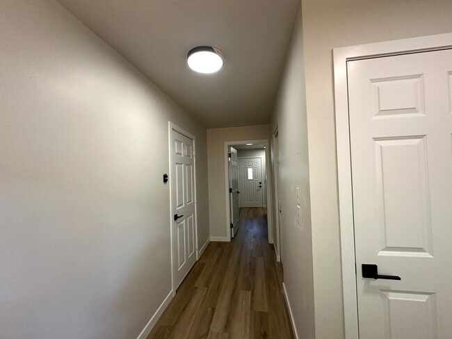 Foto del edificio - Updated 3-Story Condo with Balconies in So...