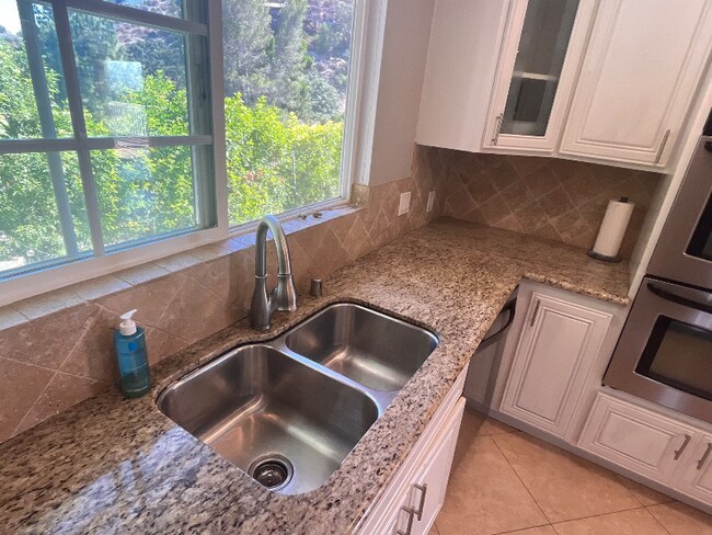 Foto del edificio - 4275 Crestview Dr