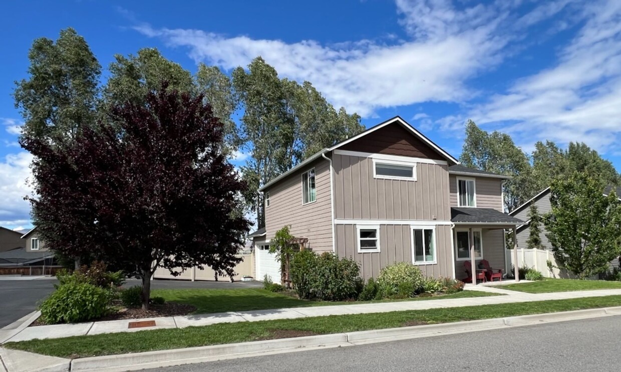 Primary Photo - Beautifully constructed! 3 bed/2.5 bath ho...