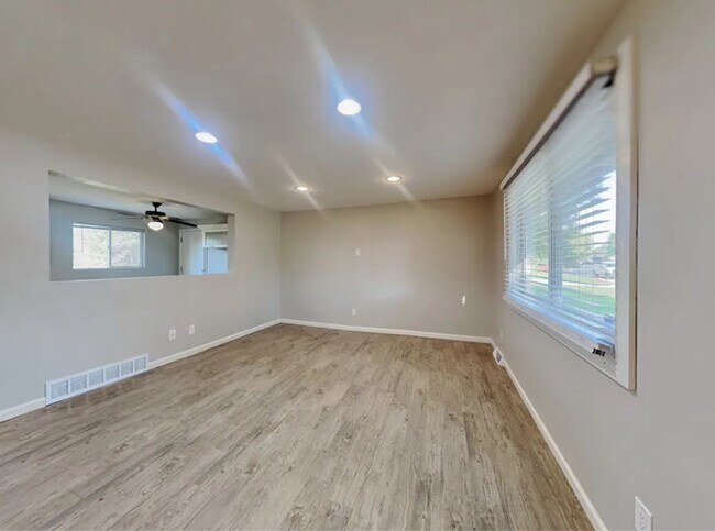 Foto del edificio - 387 Helena Cir
