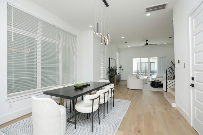 Foto del edificio - 5704 Fairdale Ln