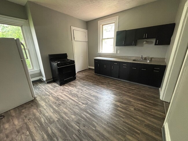 Building Photo - Newly updated 3 bedroom apartment in Mt Wa...