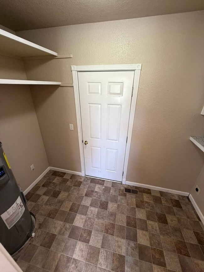 Foto del edificio - Beautiful 2 Bedroom on a Large Corner Lot!