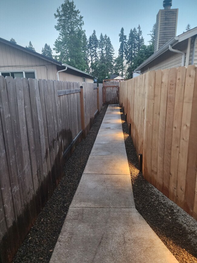 Building Photo - 5054 Forsythia Dr