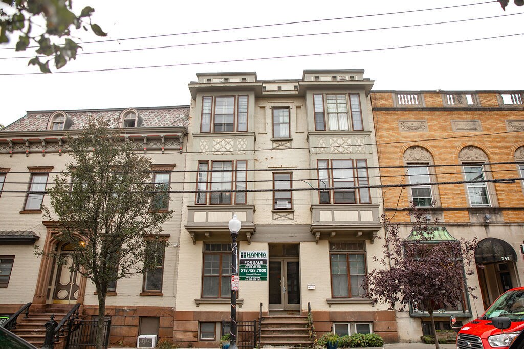 Primary Photo - 176 Washington Ave