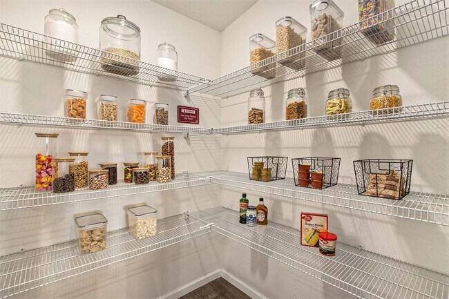 Despensas de tamaño completo en todos los planos de planta - Redwood Batavia Township