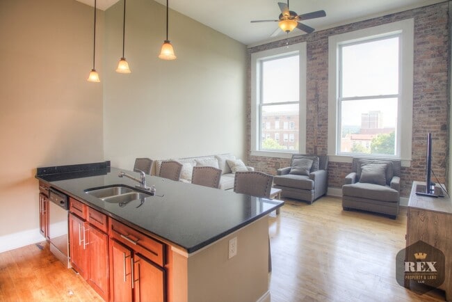 Building Photo - 1-Bedroom Loft, Furnished, Gated Parking, ...