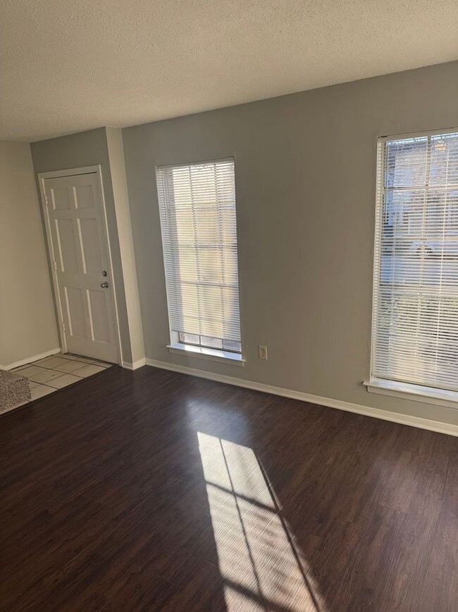 Building Photo - 3772 Hyacinth Dr