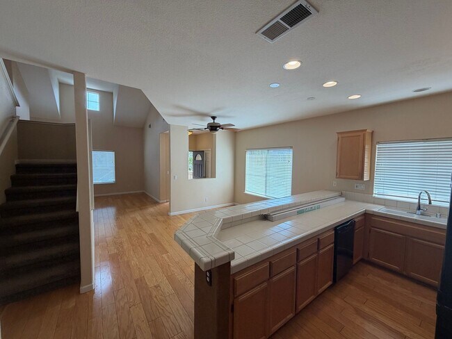 Building Photo - 4 Bedroom | 3.5 Bathroom | Single family home in Downtown Sacramento