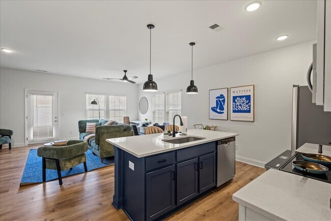 Foto del edificio - 7047 Lash Ln