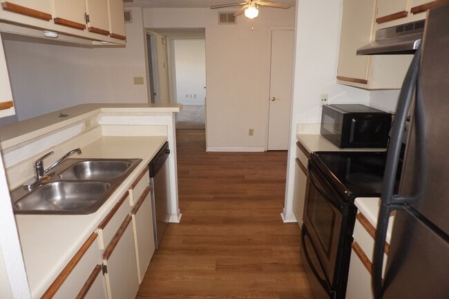 Building Photo - Excellent Location 2 Bed 1 Bath with Firep...