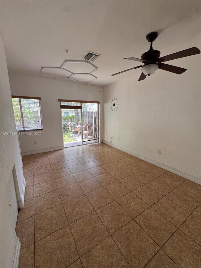 Foto del edificio - 7991 NW 8th St