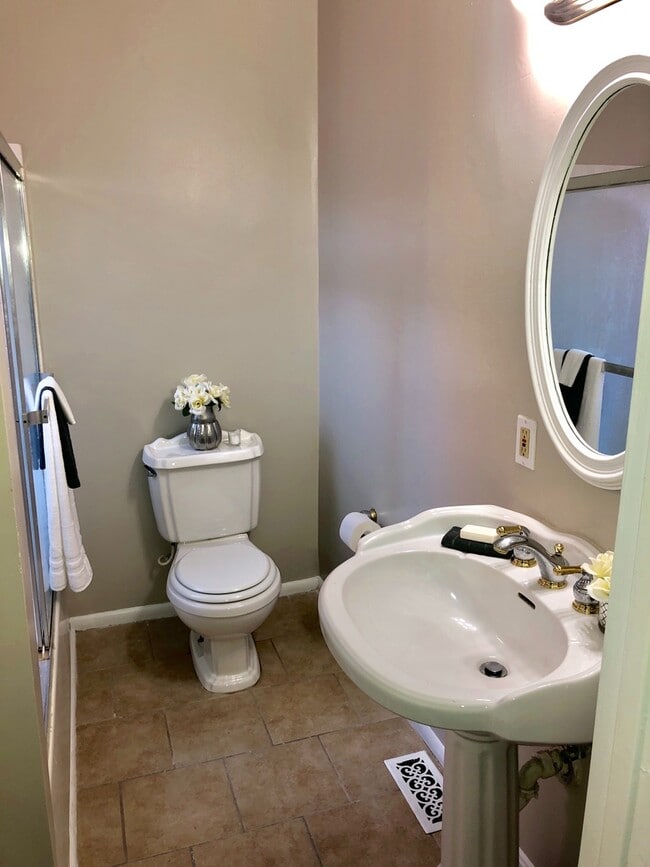 Foto del edificio - Gorgeous 3 Bedroom , 2 Level Townhome- Hardwood floors, Newly Renovated