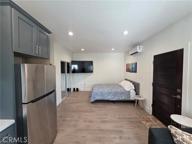 Foto del edificio - 6956 Glade Ave
