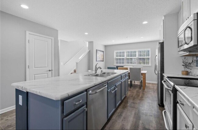 Foto del edificio - 704 Village Dr