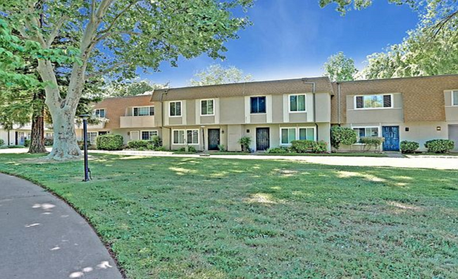 Building Photo - 8860 La Riviera Dr
