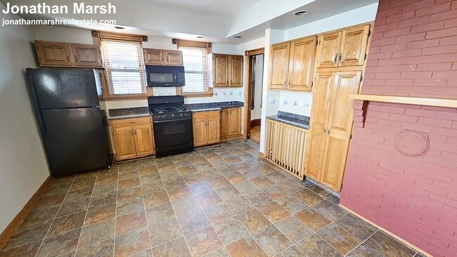 Building Photo - 18 Pleasant St